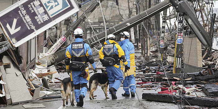 После землетрясений в Японии более двух тысяч человек отрезаны от коммуникаций