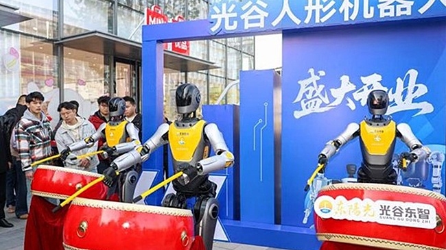 Не просто 4S: В Ухане открылся первый в Китае 7S-магазин гуманоидных роботов
