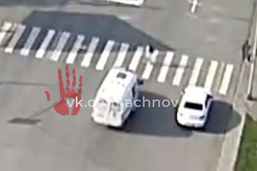 В Челябинске на видео попало, как скорая, спешившая на вызов, сбила ребенка