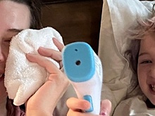 Милла Йовович поделилась редким фотокадром с тремя своими дочерьми