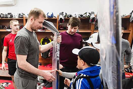 Игроки «Трактора» подарили клюшки юным хоккеистам, лишившимся экипировки из-за пожара