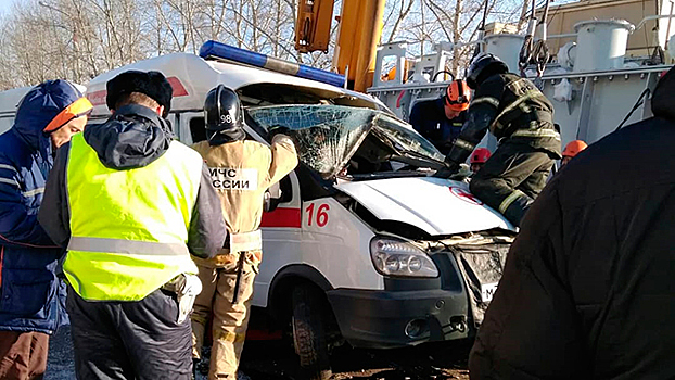 Скорую помощь раздавило упавшим грузом с проезжавшего автомобиля под Хабаровском: видео