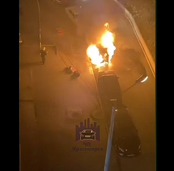 В Красноярске на улице 9 Мая сгорел автомобиль