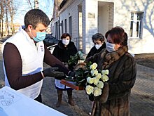 Глава подмосковного отделения «Молодой Гвардии Единой России» поздравил луховицких врачей