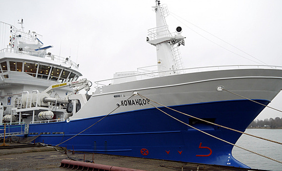 Завод "Янтарь" передал камчатским рыбакам промысловое судно "Командор"