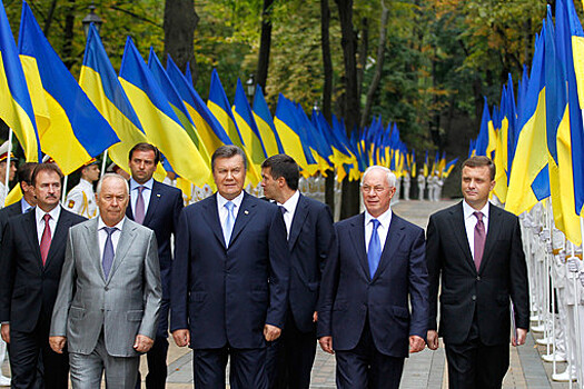 Президент Украины Виктор Янукович (в центре) во время празднования Дня независимости Украины 24 августа 2013 года