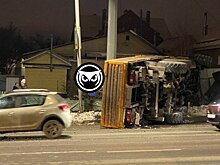 На ул. Карпинского рядом с переходом опрокинулся манипулятор