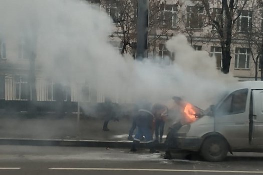 Автомобиль загорелся на Шереметьевской улице Москвы