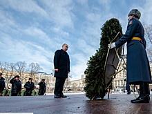 Путин возложил венок к Могиле Неизвестного Солдата