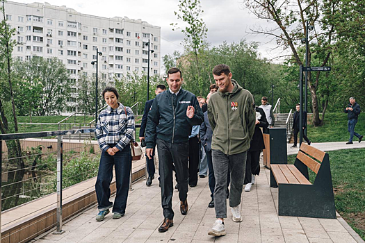 Глава городского округа Щелково Андрей Булгаков вместе с жителями осмотрел территорию Чкаловских озер