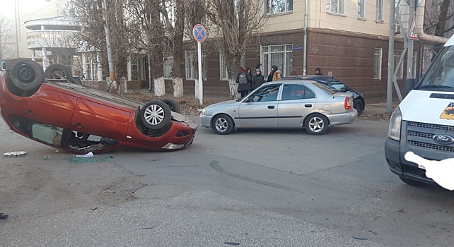 В столкновении иномарок в Энгельсе пострадал мужчина
