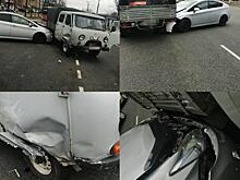 Во Владивостоке Toyota Prius протаранила УАЗ