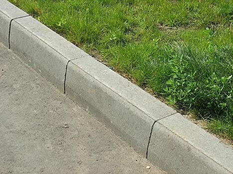 Ответственные службы починили бордюр во дворе на Люблинской