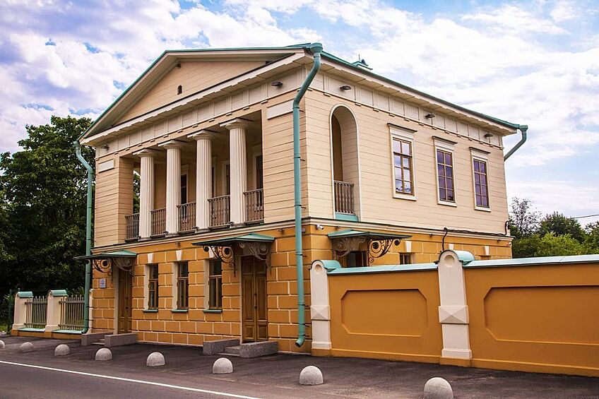 Коростынь, Новгородская область. Деревня известна Путевым дворцом и церковью Успения Богородицы, построенная по заказу Екатерины I.