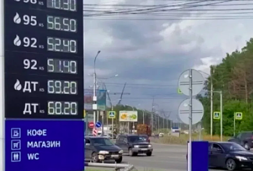 В Новосибирске автоэксперт Илья Франк рассказал, безопасен ли разбавленный спиртом бензин