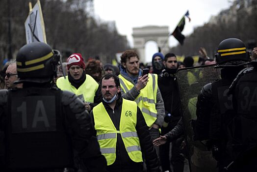 "Желтые жилеты" все менее охотно едут в Париж