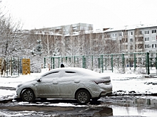 В Омске жителей многоэтажки заставили снести замки на парковочных местах
