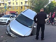 В Барнауле автомобиль упал в яму, выкопанную в прошлом году