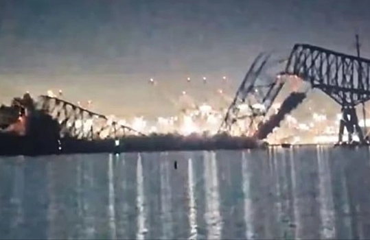 В Балтиморе от столкновения с кораблем рухнул мост