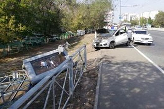 В Оренбурге водитель налетел на остановку возле 1-й горбольницы - соцсети