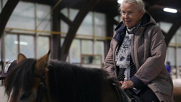 Пенсионеров прокатили на лошадях в День пожилого человека в Котельниках