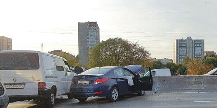 Движение на МКАД в районе Новогиреевского пруда ограничено после аварии с участием четырех автомобилей