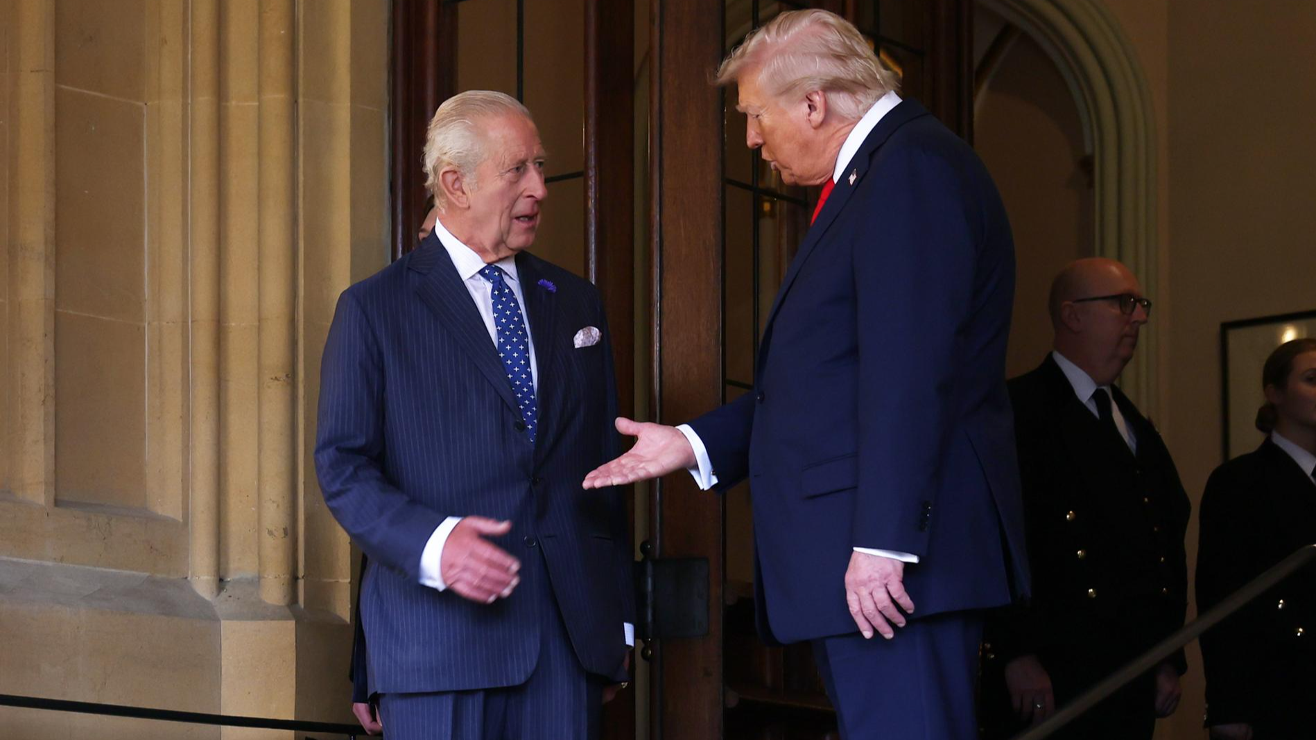 Дональд Трамп нарушил королевский протокол во время встречи с Карлом III