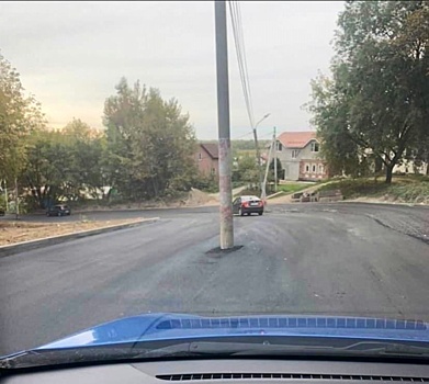 Нижегородцев удивил фонарный столб посреди дороги на улице Лысогорской