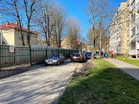 «Даже пробка была»: из-за ремонта очередного участка Павлика Морозова поток машин хлынул через дворы