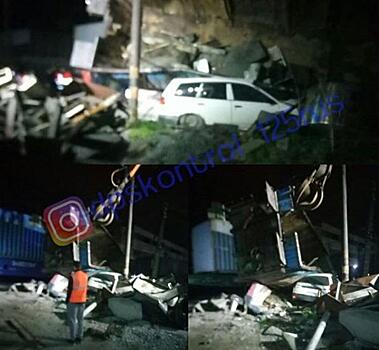 Во Владивостоке многотонную фуру с металлоломом затянуло под локомотив