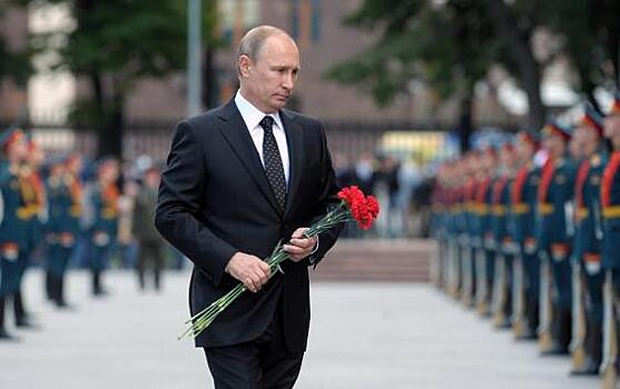 Владимир Путин во время визита в Курск, рассказал о федеральной программе по увековечиванию памяти погибших