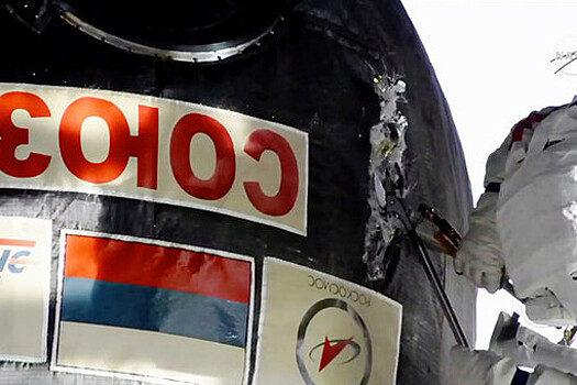 Корабль "Союз" с тремя членами экипажа МКС вернулся на Землю