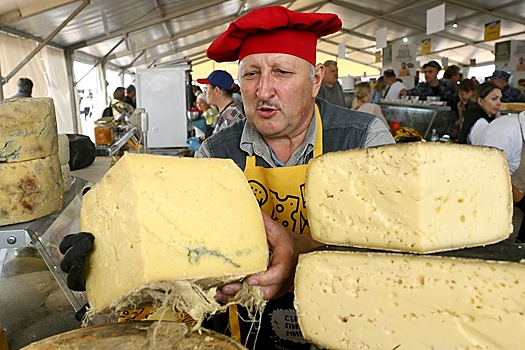 Эксперт Сумароков рассказал, чем китайский сыр отличается от российского