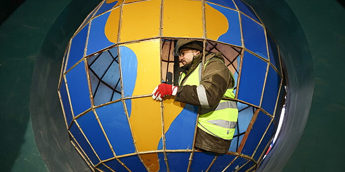 Стеклянный глобус Центрального телеграфа в Москве начали реставрировать