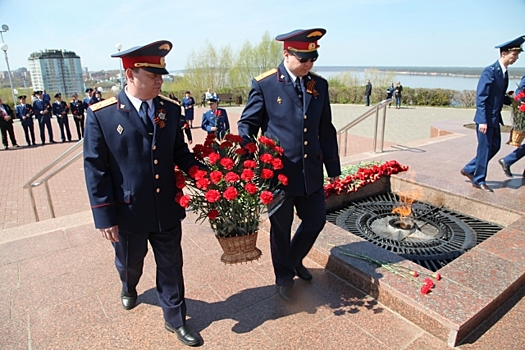 Первыми цветы к Вечному огню в Чувашии возложили силовики