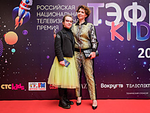 Яна Чурикова вышла в свет с 11-летней дочерью в модных образах