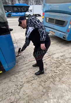 Автобусы столкнулись на скользкой дороге в Кемерове