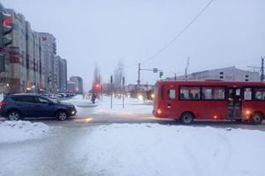 Автобус 47 маршрута попал в аварию в Барнауле