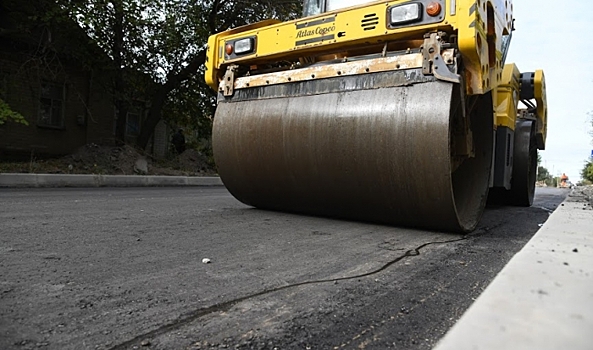 На юге Волгограда асфальтируют дорогу на улице Кооперативной