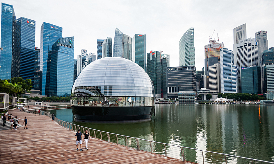 Сингапур  - самый дорогой город Азии. Стоимость жизни здесь на одного человека составит 65.000 рублей. Аренда - 164.000 рублей в центре города и 121.000 рублей на окраинах. Средний доход 277.000 рублей