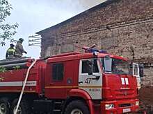МЧС: в Ульяновской области 28 пожарных тушат горящий склад с тканями