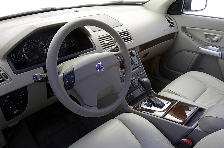 Не сказать, что первый восьмицилиндровый Volvo вышел комом. Но, например, английский журнал Auto Express усмотрел изъяны в сравнении с Mercedes-Benz GL 500: «Мощность Volvo — 315 л. с., что на 78 л. с. меньше, чем у GL. Крутящий момент на 90 Нм меньше, однако XC90 на целых 343 кг легче. На дороге он не смог извлечь максимум из этого преимущества. Он на секунду медленнее до 60 миль в час (7,8 секунды) и не обладал пробивным напором GL в среднем диапазоне оборотов. Тем не менее, первое предложение Volvo V8 впечатляет. Особенно если учесть цену». Шведский автомобиль стоил на 19 395 фунтов стерлингов дешевле, чем GL, а в его штатное оснащение входили кожаные сиденья с обогревом и памятью.