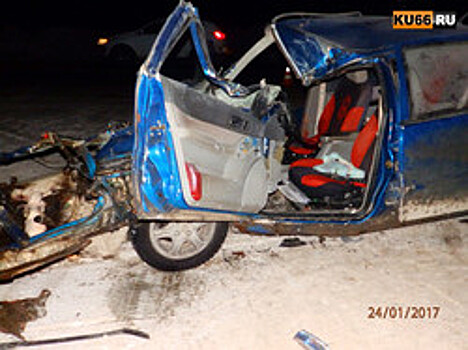 Под Каменском-Уральским грузовик МАЗ расплющил легковушку с мужчиной за рулем