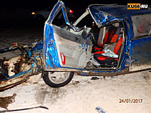 Под Каменском-Уральским грузовик МАЗ расплющил легковушку с мужчиной за рулем