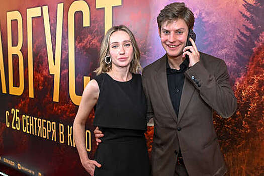 Актер Павел Табаков появился на премьере с возлюбленной Ксенией