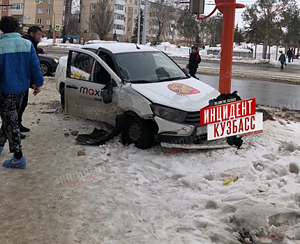 Такси после столкновения с автобусом возле кемеровского Парка Ангелов вылетело на тротуар