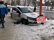 Такси после столкновения с автобусом возле кемеровского Парка Ангелов вылетело на тротуар