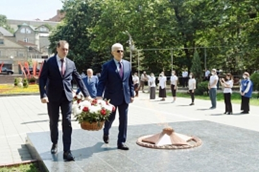 Хизри Шихсаидов и Артём Здунов почтили память погибших в годы ВОВ дагестанцев