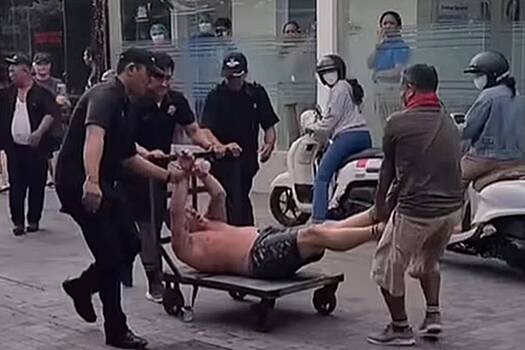 Пьяного туриста на Бали вывезли из бара на тележке со связанными руками и сняли на видео