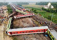 Число погибших при столкновении поездов в Индии увеличилось